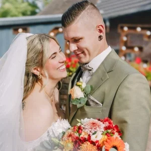 Chiara (29) & Manuel (31): Hochzeit im Scheunentraum Aachen – emotionale freie Trauung am See
