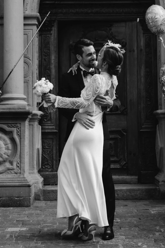 Schwarz-Weiß-Aufnahme von einem Hochzeitspaar