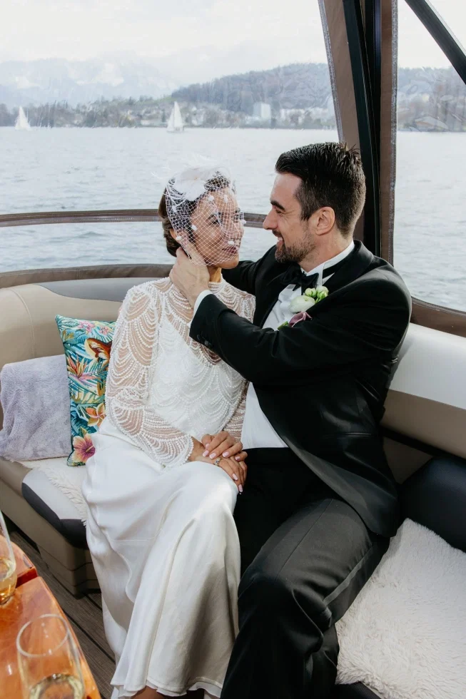 Hochzeitspaar in einem Boot
