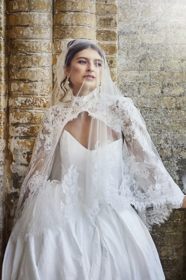 Der königliche Sissi-Look besticht durch einen voluminösen Rock, ein enges Mieder und zahlreiche Details. Dieses Kleid von Lilly entspricht voll und ganz dieser Beschreibung.
