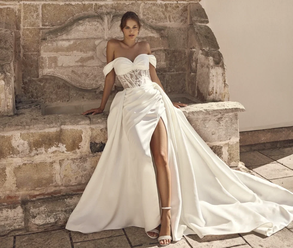 Das Modell Mina von Modeca ist ein verspieltes Brautkleid mit sanften Drapierungen am oberen Teil des Rocks.