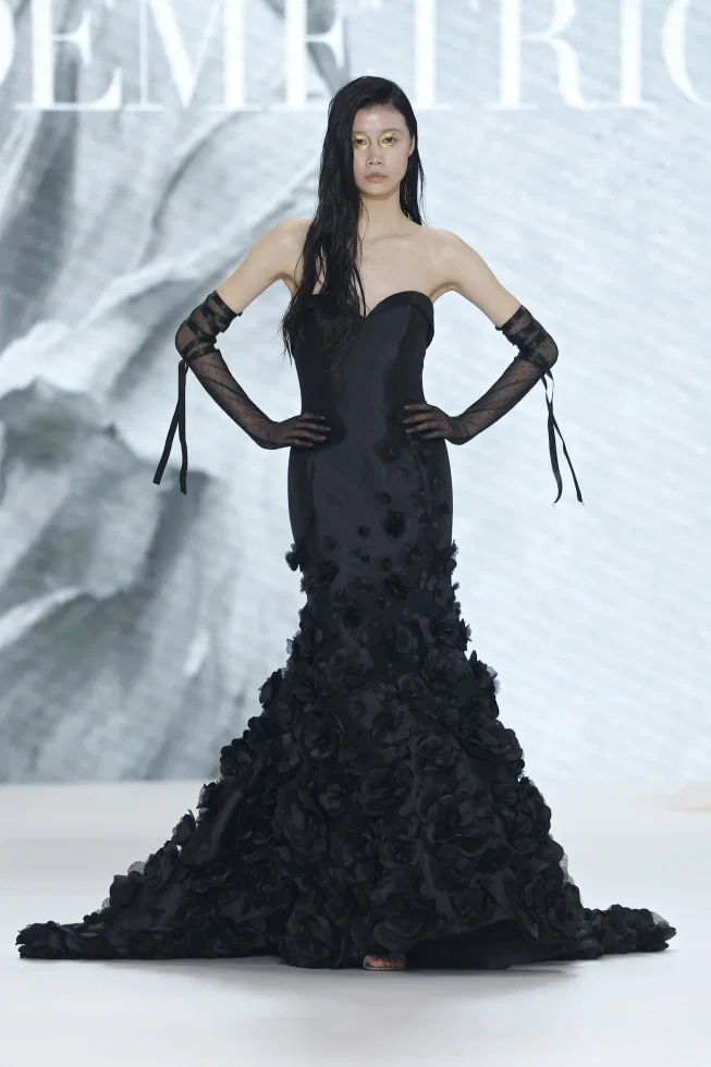 Die 3D-Blüten fließen wie ein Wasserfall über den Rock dieses Kleides von Demetrios.