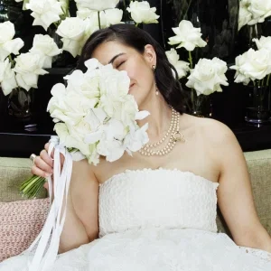 All White Brautstrauß: Der geflexte Rosen-Trend für die Hochzeit