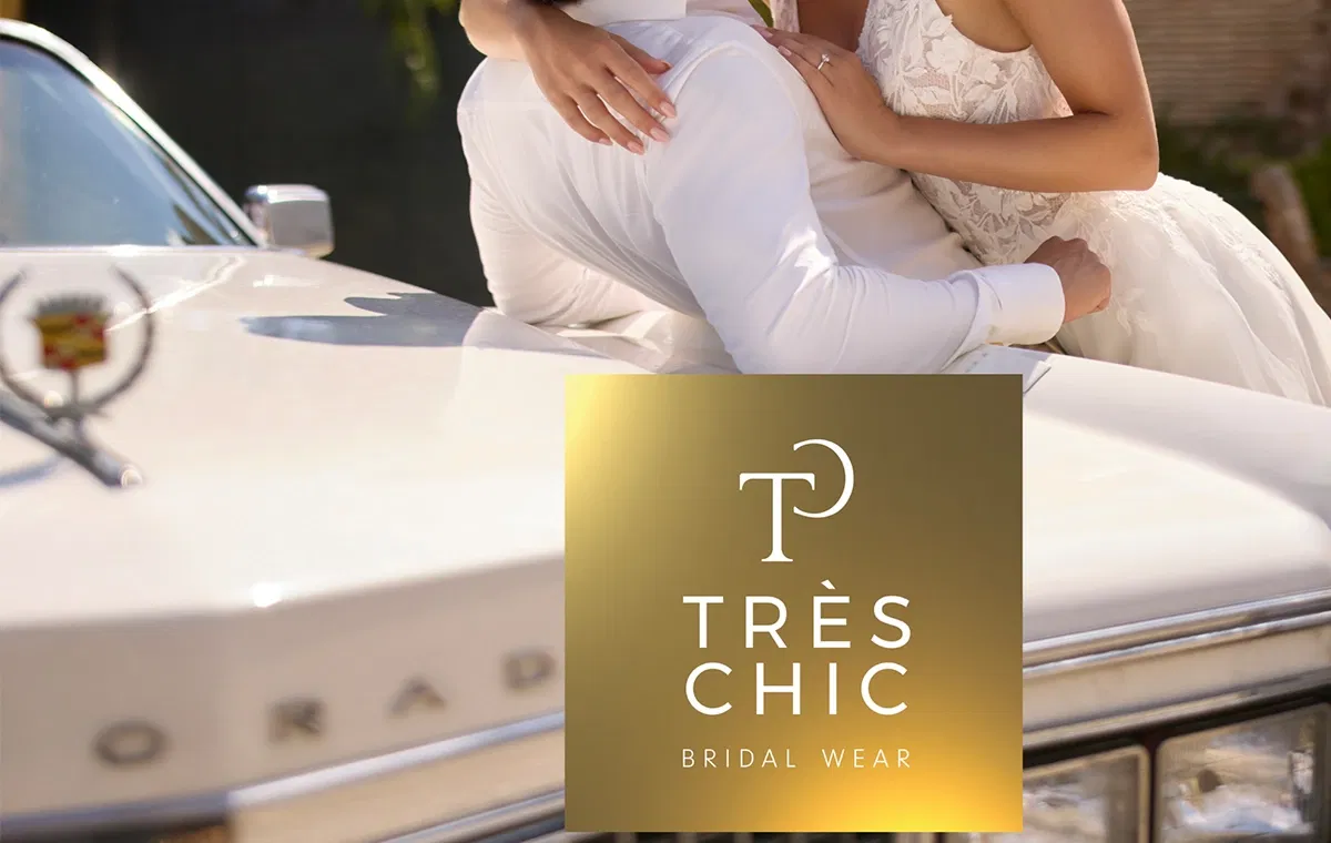Banner Tres Chic - zu sehen ist ein Brautpaar gegen ein Auto gelehnt